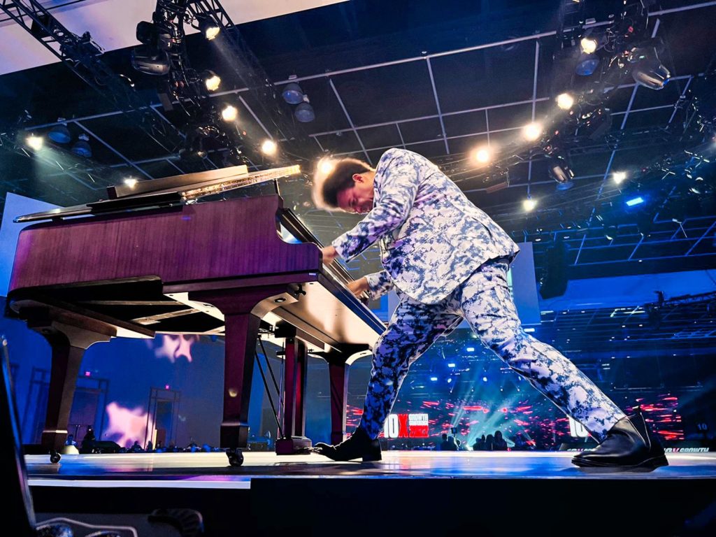 Pianist ELEW performing live at 10X Growth Conference 2022